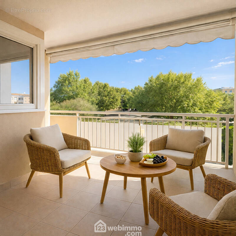 Superbe terrasse offrant un véritable espace de vie extérieur avec vue dégagée et cadre verdoyant. - Appartement à SAINTE-MAXIME