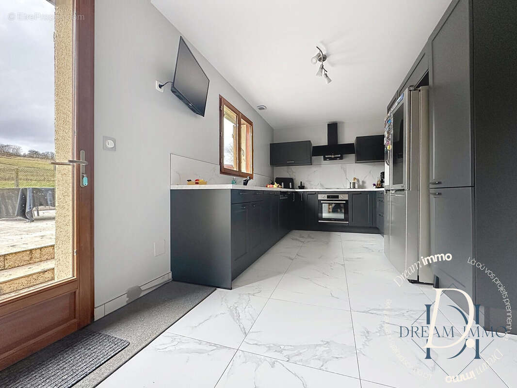 Avec accès terrasse et jardin - Maison à CIVIERES