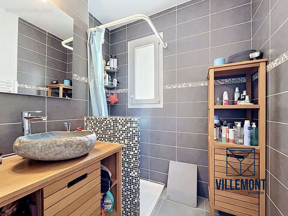 Salle de bain - Appartement à MAUGUIO
