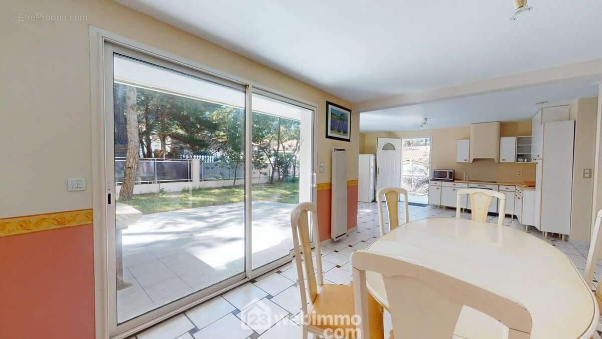 Vaste pièce de vie traversante, lumineuse, avec accès direct à la terrasse et vue sur la pinède. Ambiance conviviale et familiale. - Maison à LA TRANCHE-SUR-MER