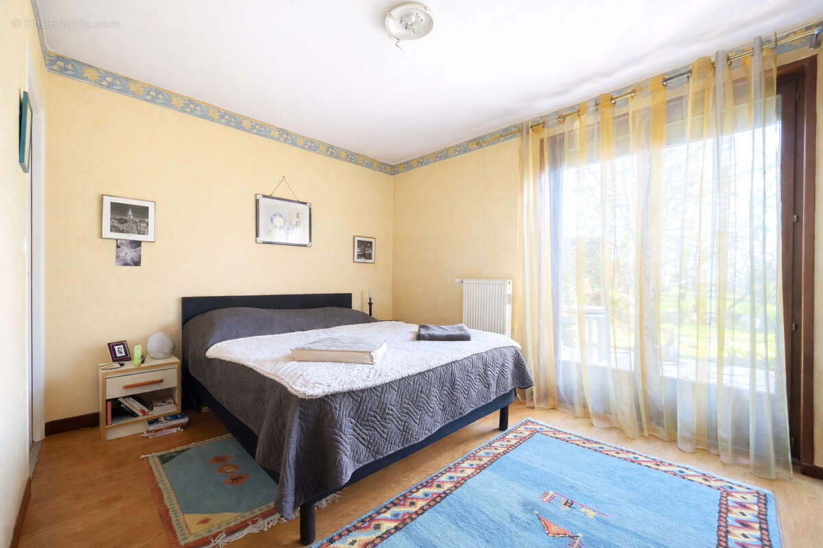 Maison à SAINT-GENIS-LES-OLLIERES