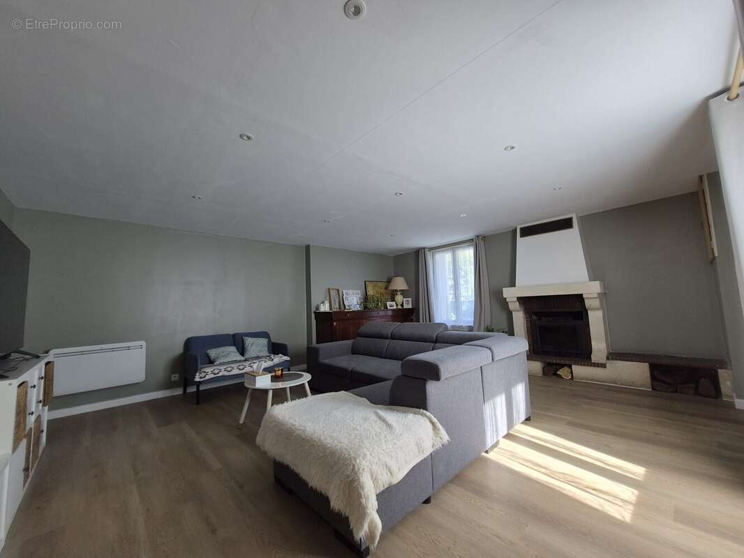 Maison à VILLENEUVE-LA-COMTESSE