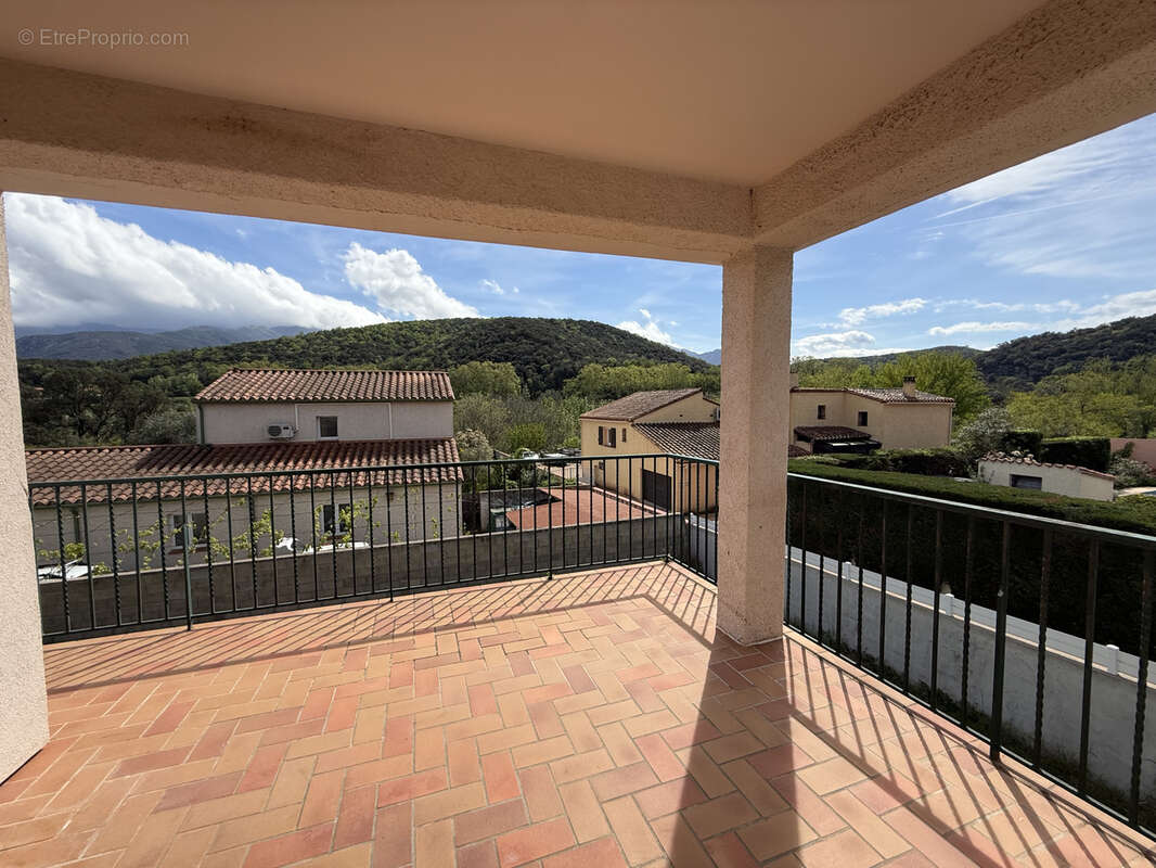 Appartement à REYNES