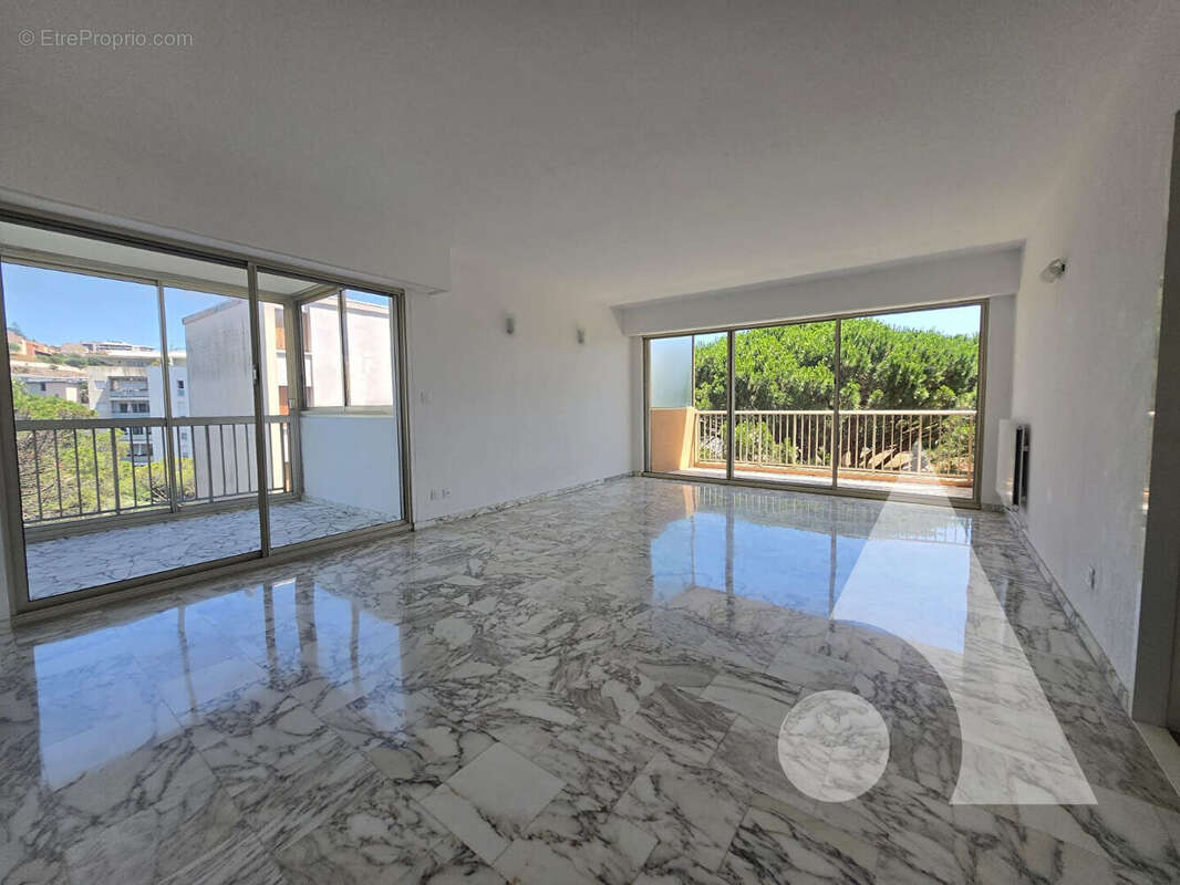 St Raphaël  4 p - 104,65 m²  carrez-  Beaux volumes, lumineux et idéalement situé - photo 2