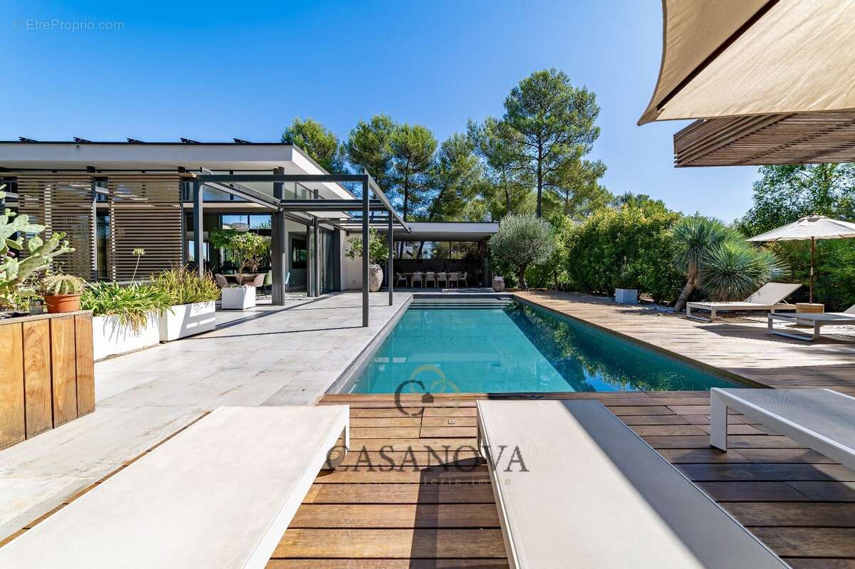 Maison à SAINT-CLEMENT-DE-RIVIERE