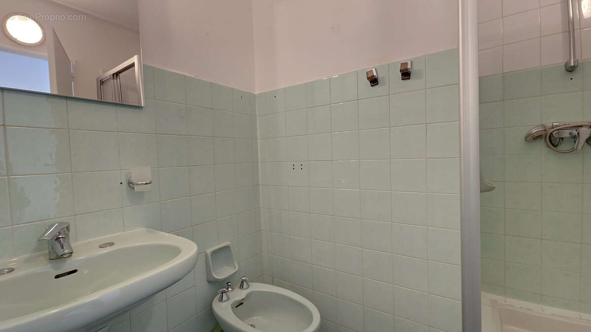 LE CANNET à vendre 4 pièces de 112 m2 en dernier étage avec terrasses cave et garage - photo 13