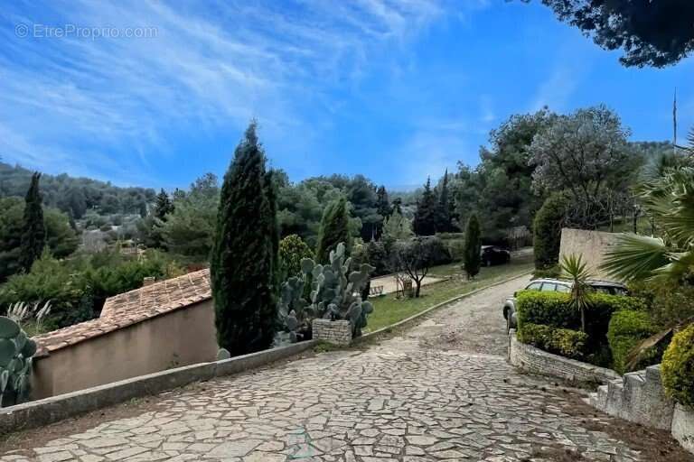 Maison à SAINT-MITRE-LES-REMPARTS