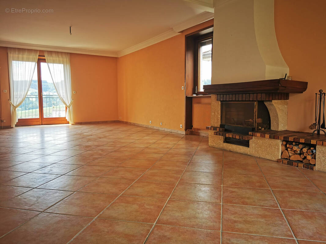 Appartement à COURS-LA-VILLE