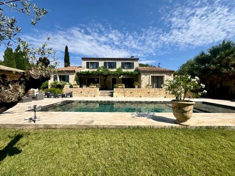 Mas en pierre 257 m2 1111 m2 de terrain, piscine chauffée au Paradou - photo 3