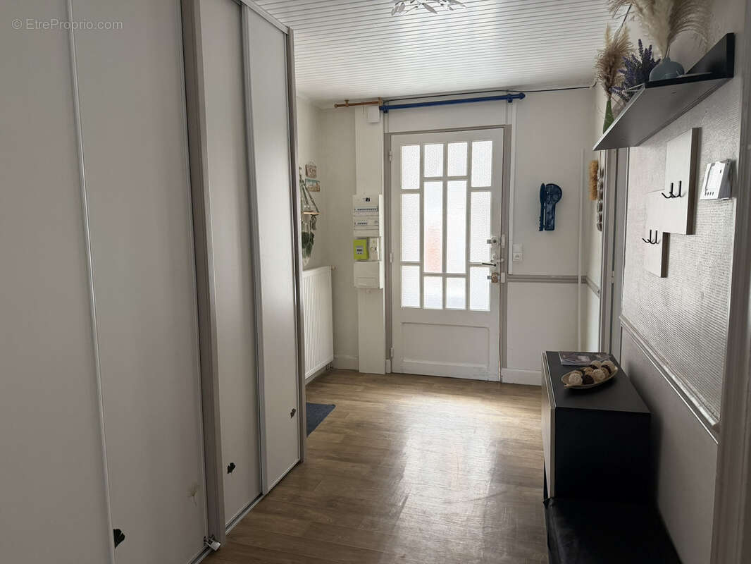 Maison 3 chambres avec cour et garages - photo 8