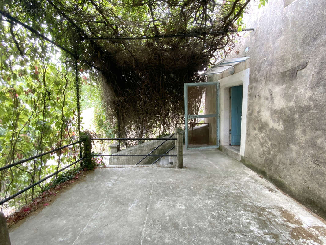 Maison à rénover avec cour, jardin et garage au coeur d'un des plus beaux villages de France. - photo 7