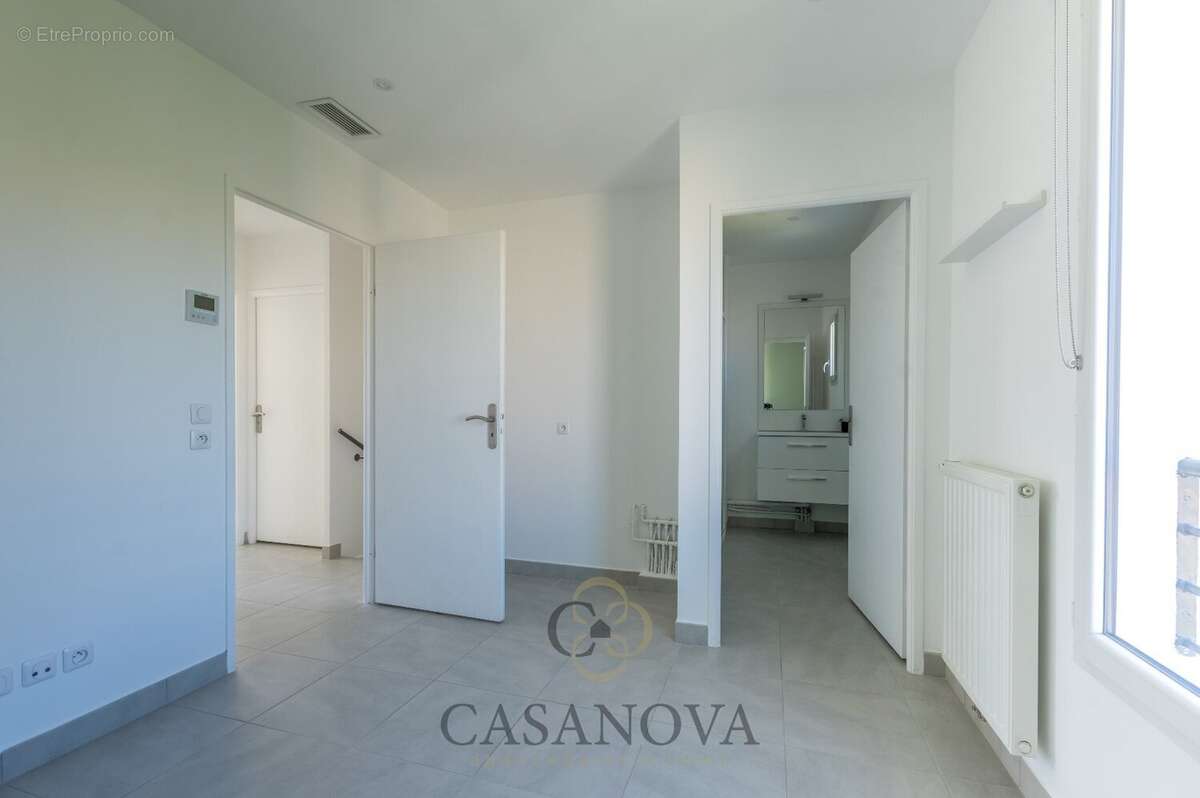 Maison 3 chambres piscine, 2 stationnements, dépendance Saint Clement de Rivière - photo 8