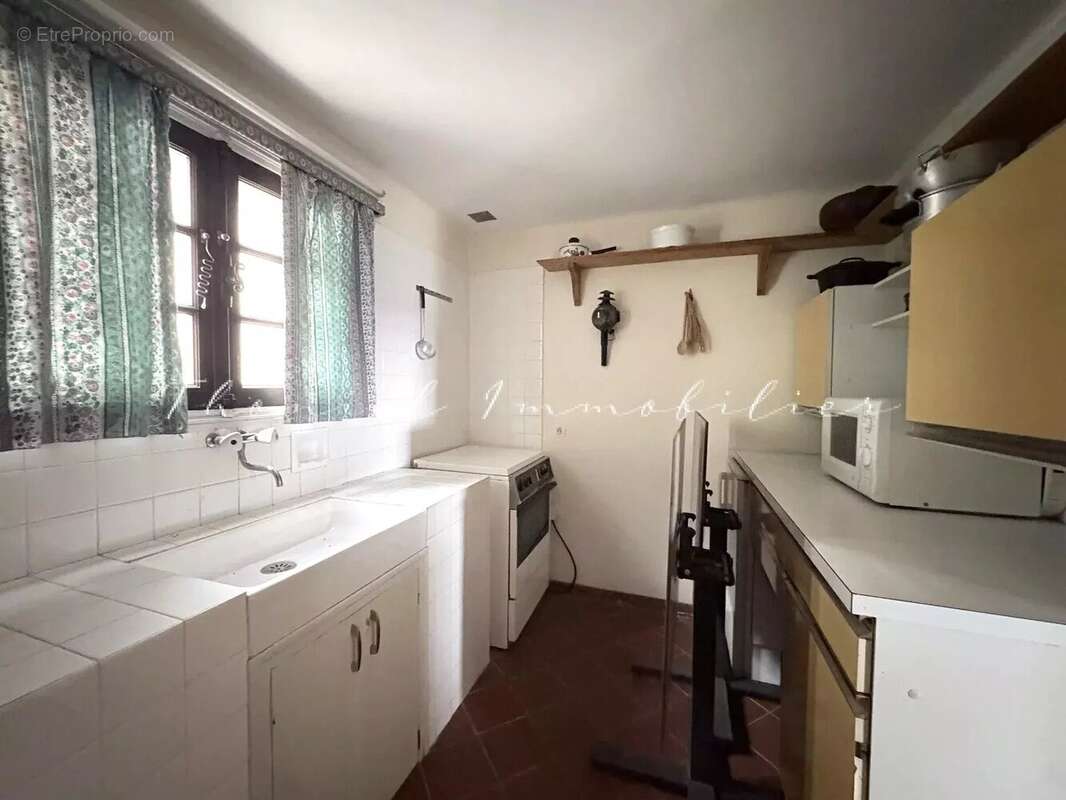 À vendre dans le village de Grimaud : Ensemble de deux maisons de village à rénover, avec terrasse et jardinet - photo 14