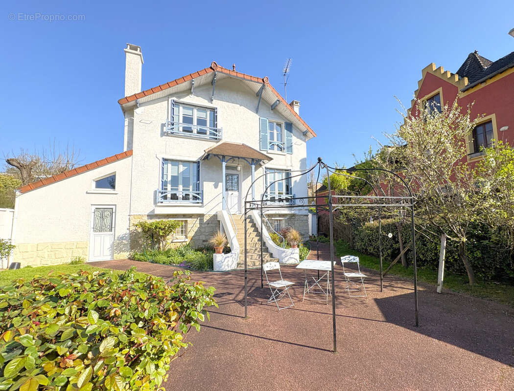 Maison à CHENNEVIERES-SUR-MARNE