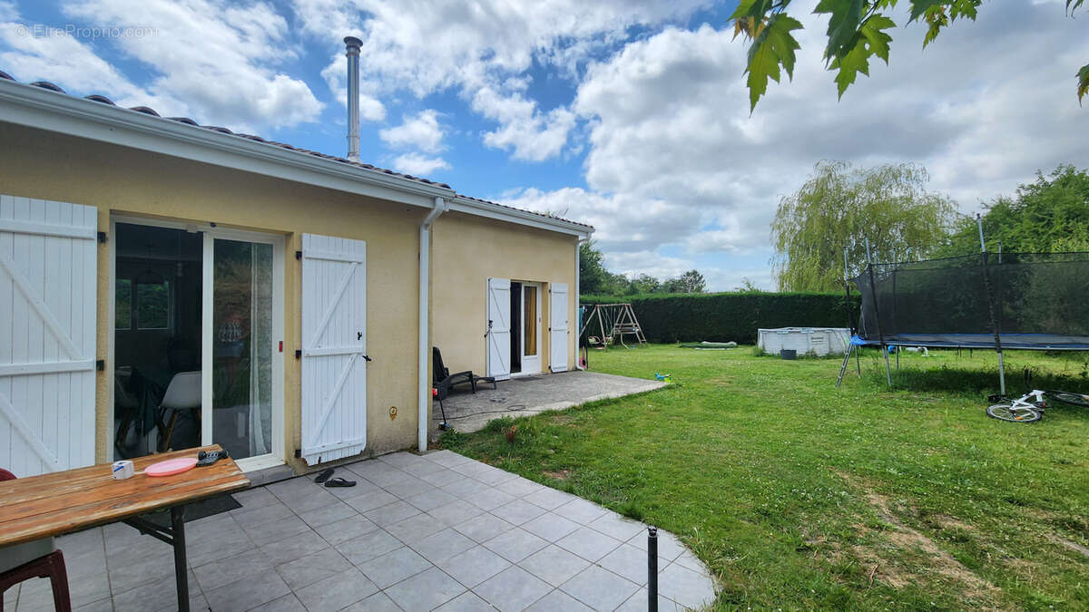 Maison à SAINT-YZAN-DE-SOUDIAC