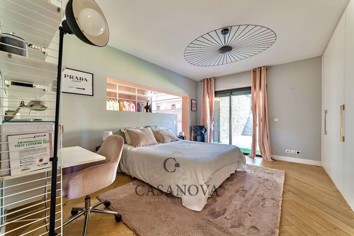 Maison à SAINT-CLEMENT-DE-RIVIERE