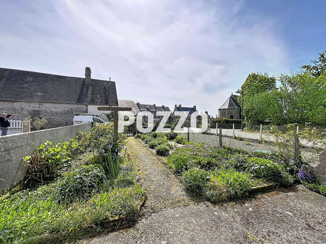 Maison à LE MESNIL-VILLEMAN