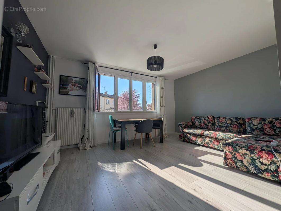 Appartement à LES CLAYES-SOUS-BOIS