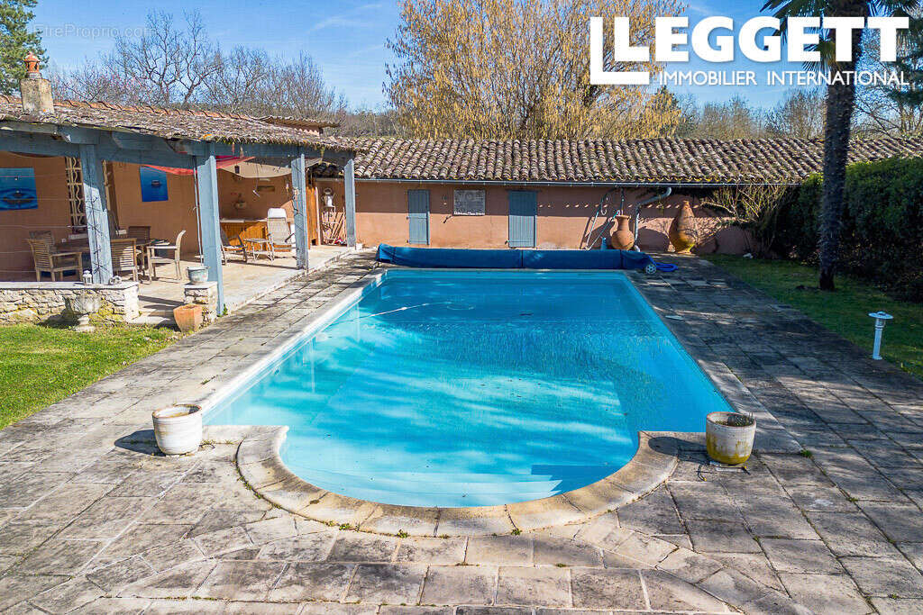 Magnifique maison en pierre avec 6 chambres,  pigeonnier, piscine et appartement indépendant près de Gaillac - photo 10