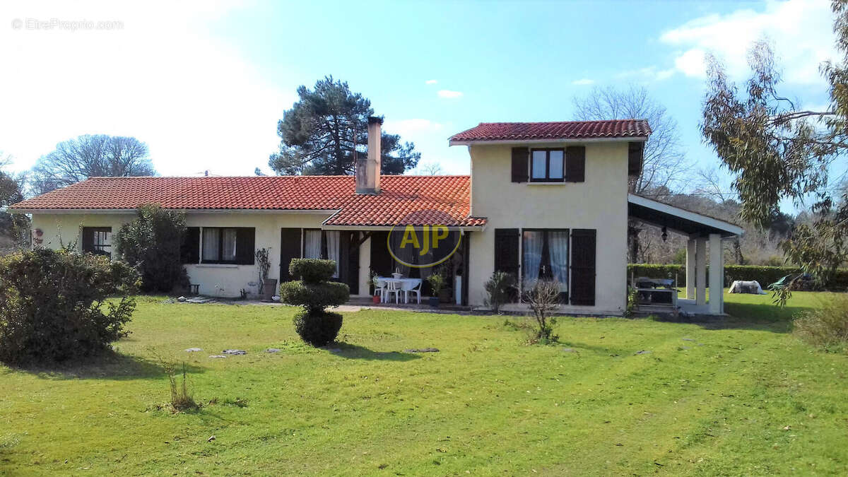 Maison à VENDAYS-MONTALIVET