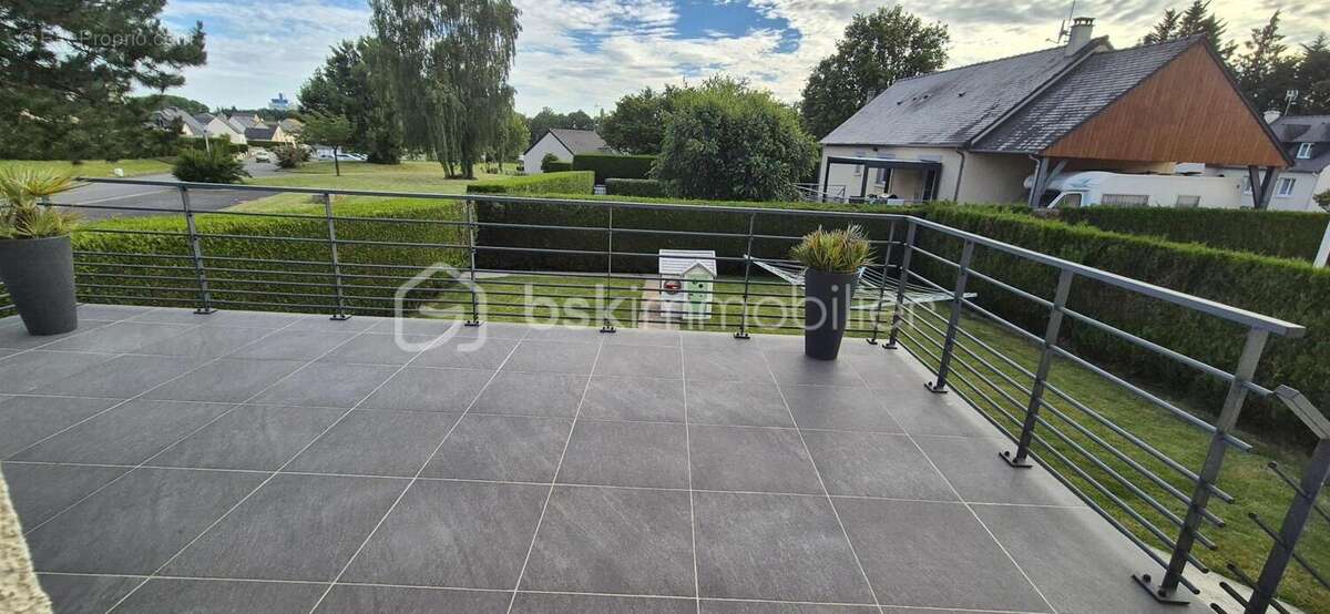 BEAUCÉ – Maison rénovée de 105,48 m² avec vie de plain-pied, sous-sol complet et terrain clos de 492 m² - photo 4