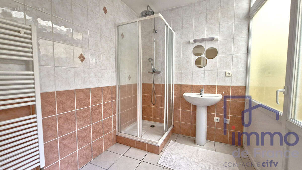 salle d eau avec acces a petit exterieur  - Appartement à SAINT-ETIENNE