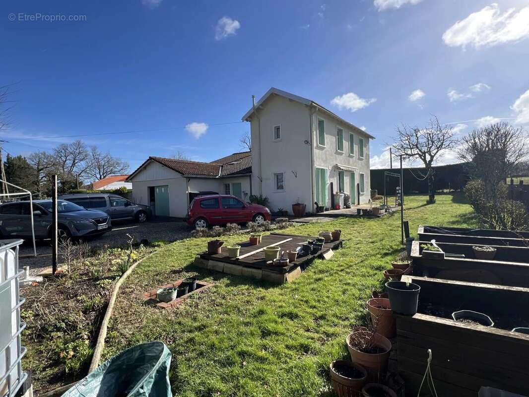 Maison à AMBERNAC
