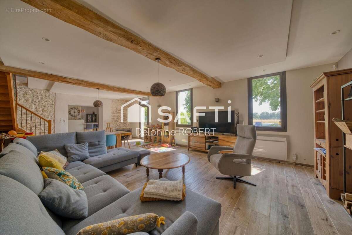 Maison 248 m² à Venerand  - photo 3