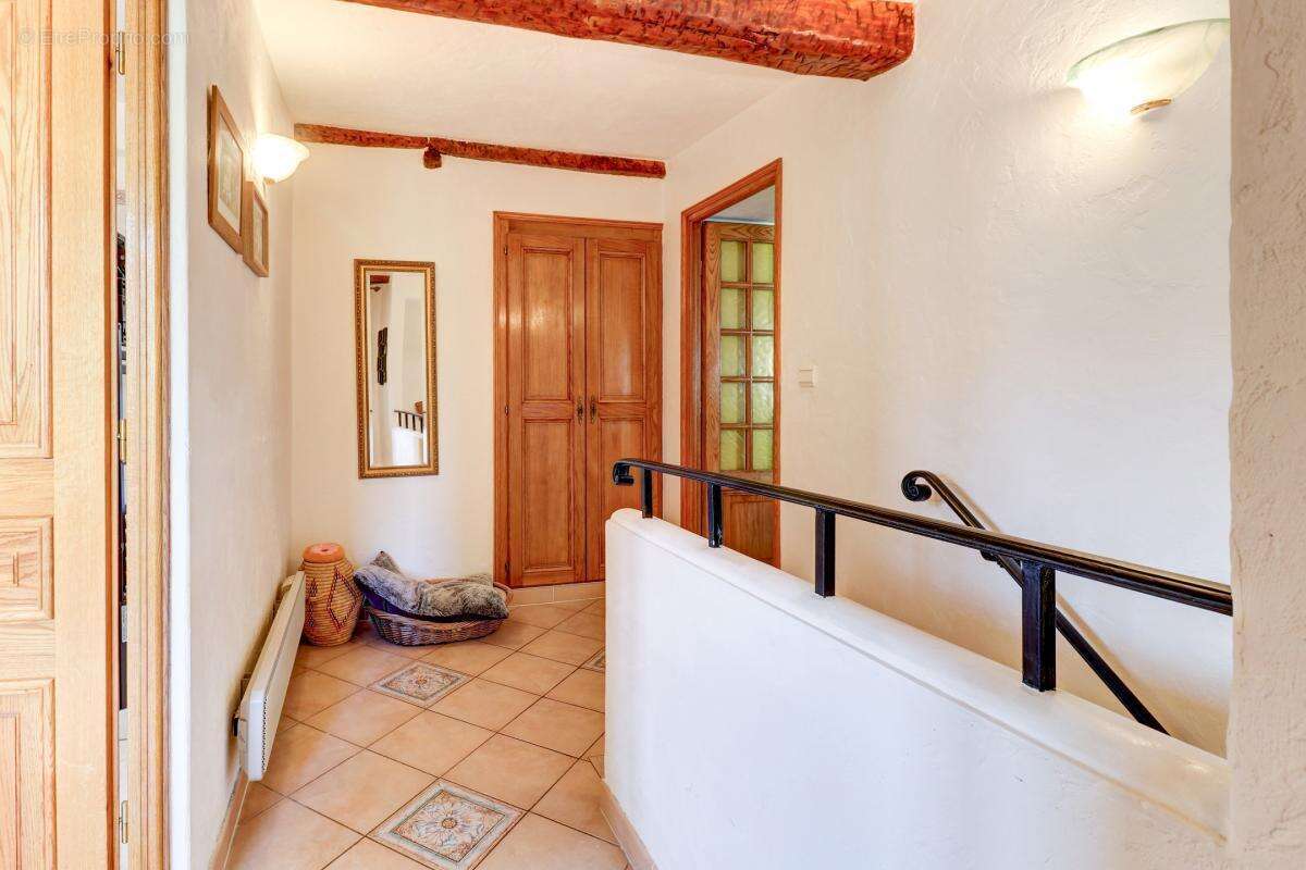 Maison à CHATEAUNEUF-VILLEVIEILLE