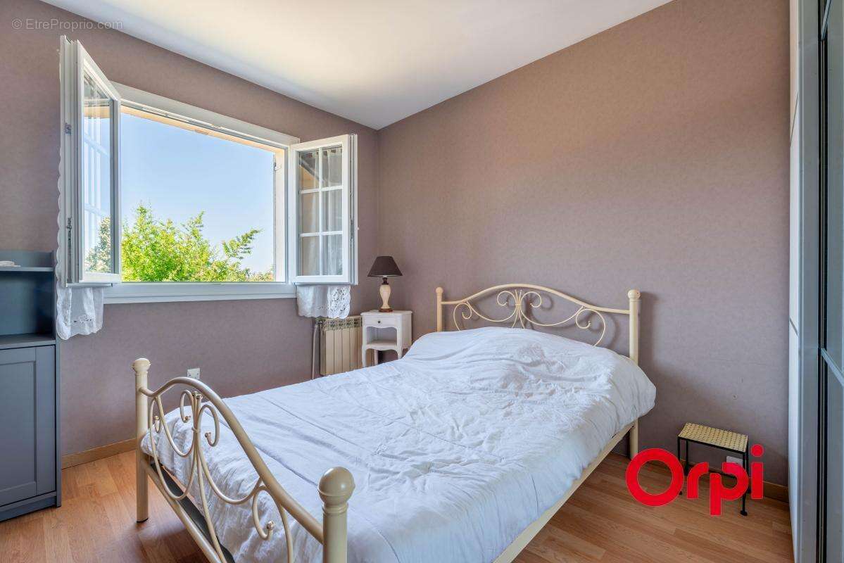 Maison familiale de 131 m² avec piscine, bureau et sous-sol complet - photo 11
