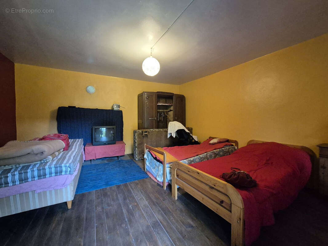 Bâtisse à rénover + maisonnette, 1484 m2 de terrain ! - photo 9