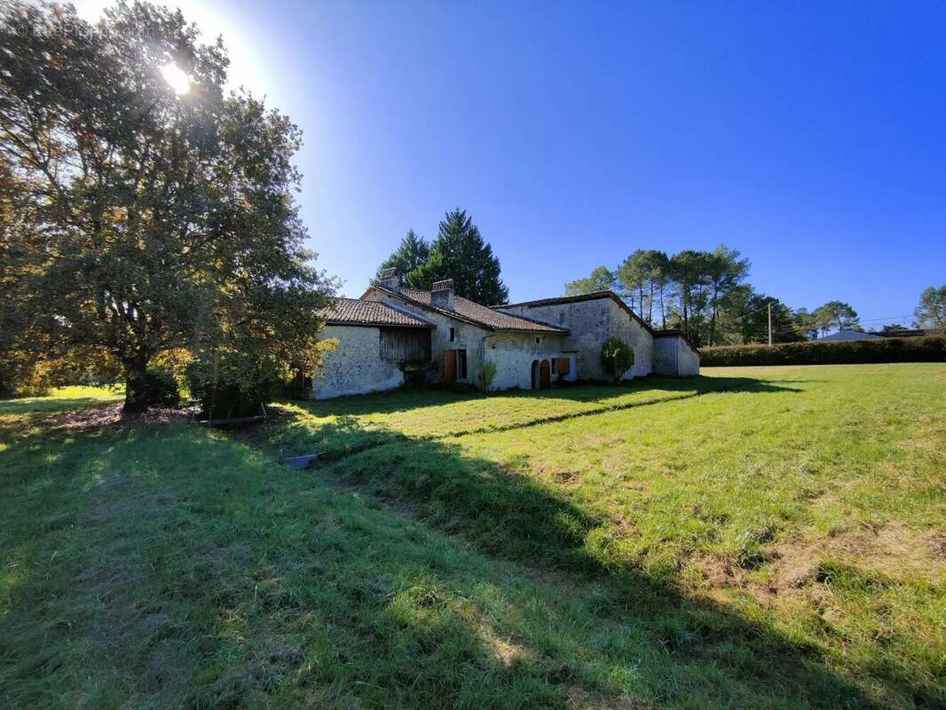 Maison à SAINT-MORILLON