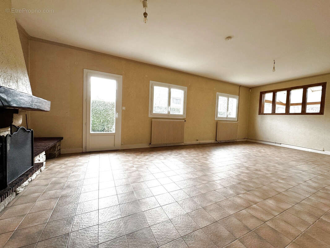 Thiers-sur-Thève, Maison individuelle sur 824 m2 de terrain - photo 3