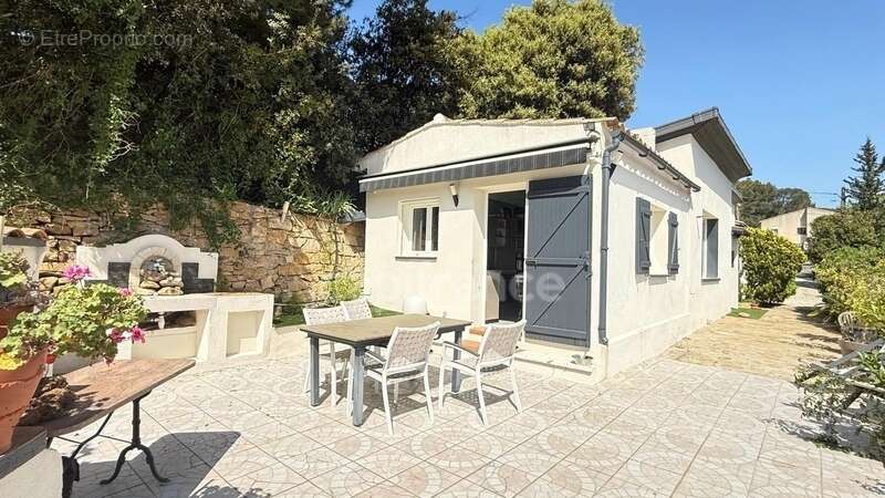 Maison à CEYRESTE