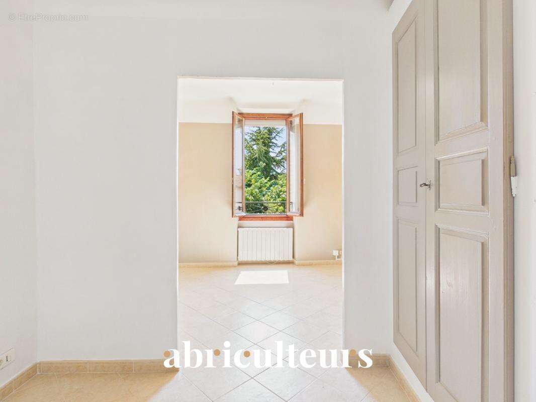 Maison de village avec jardin, garage, cave et grenier aménageable à Saint-Cannat - photo 8