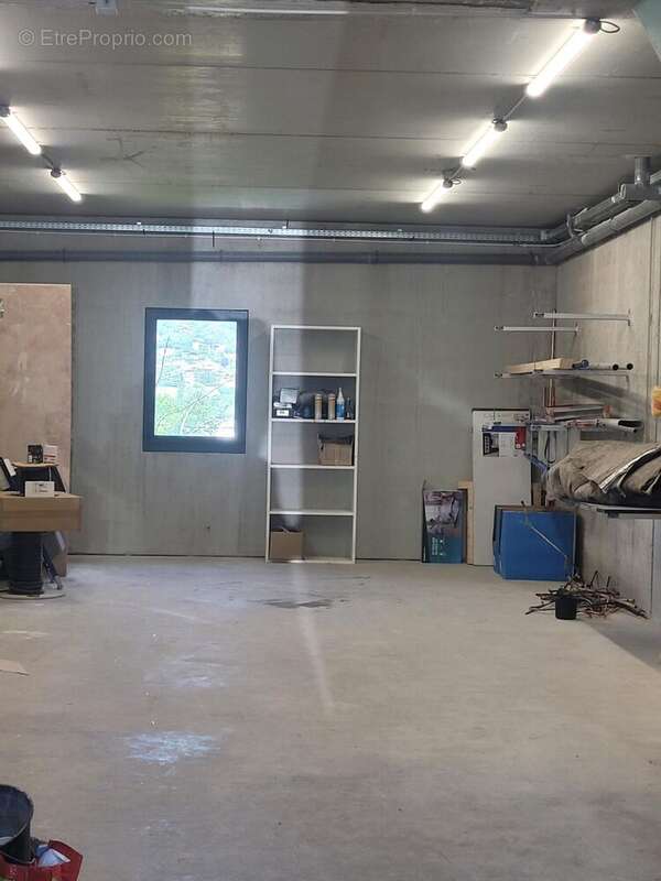 RDC espace stockage/atelier - Commerce à POISY