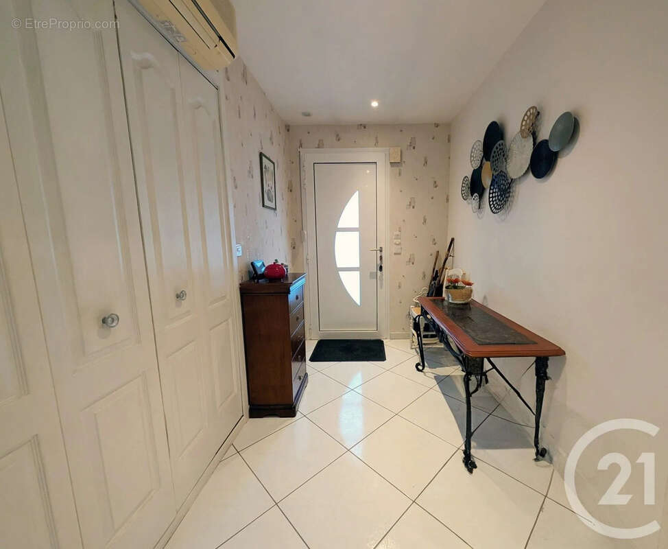 Maison à MONCETZ-LONGEVAS