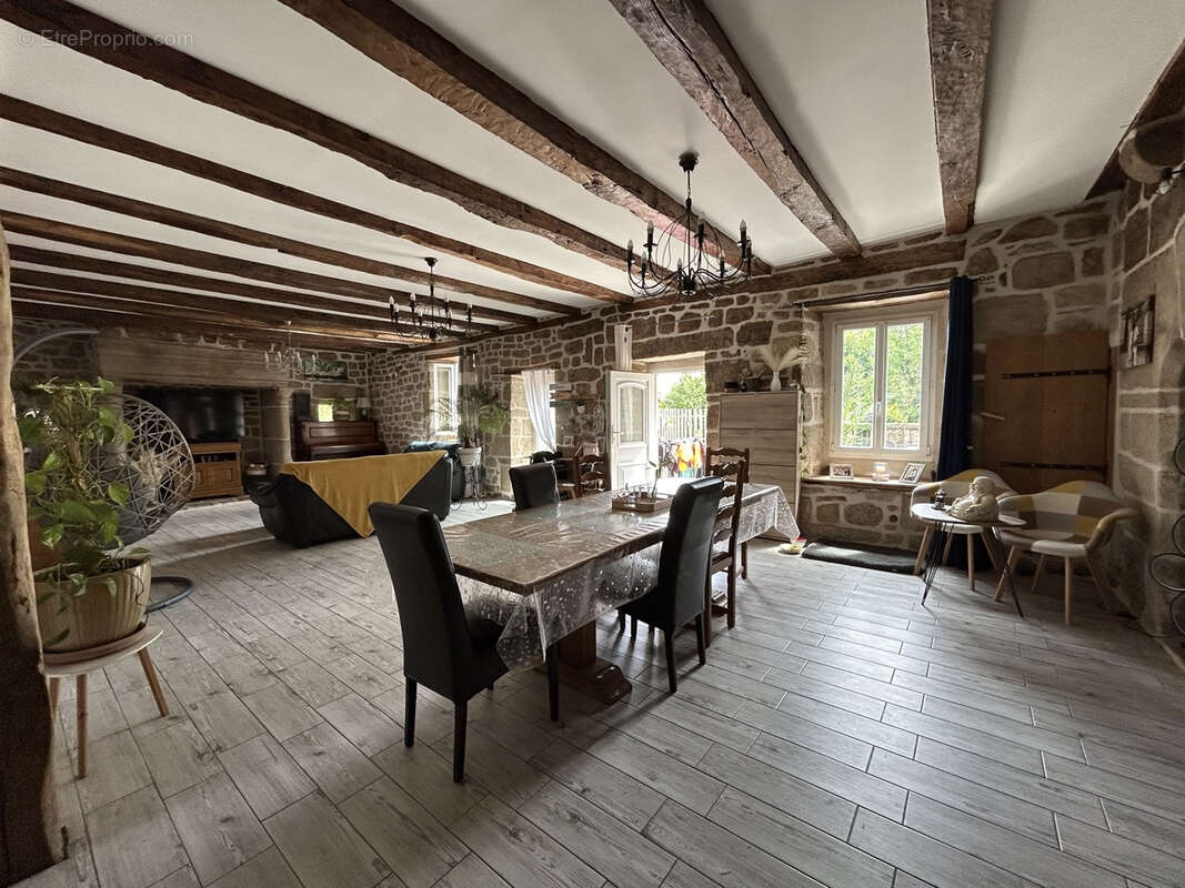 Maison à SAINT-PRIEST-DE-GIMEL