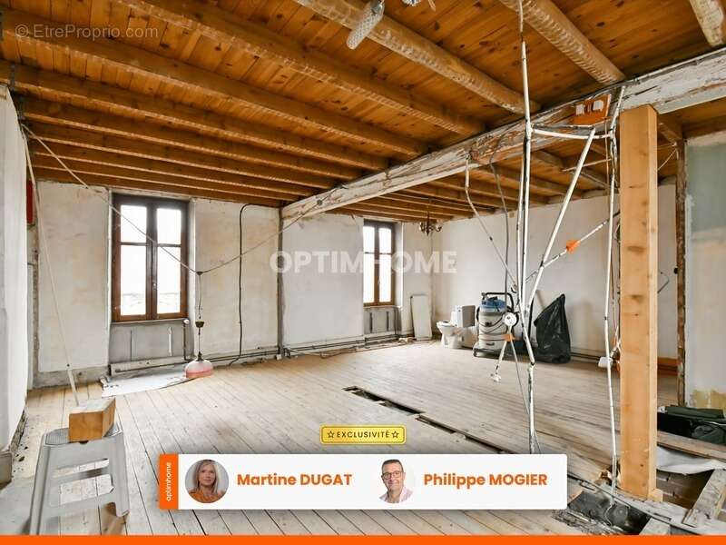 Maison à CREUZIER-LE-VIEUX