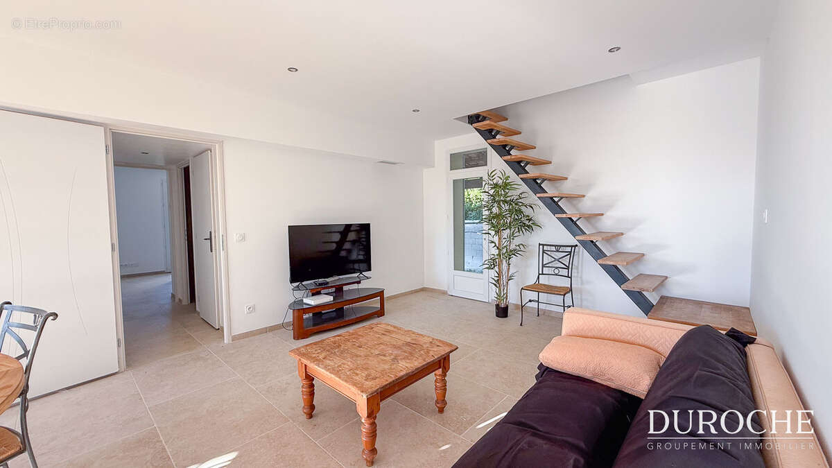Séguret, Maison restaurée avec vue exceptionnelle   109 m2, piscine, garage et atelier - photo 6
