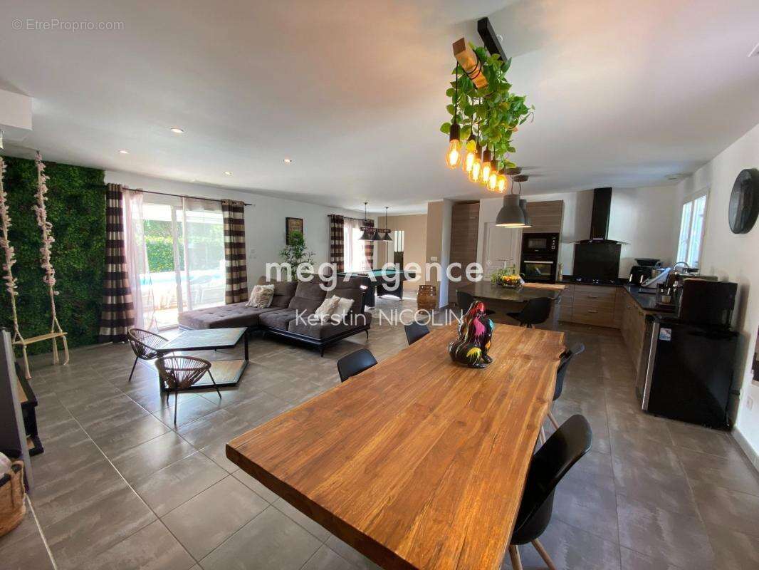 Maison à MEOUNES-LES-MONTRIEUX