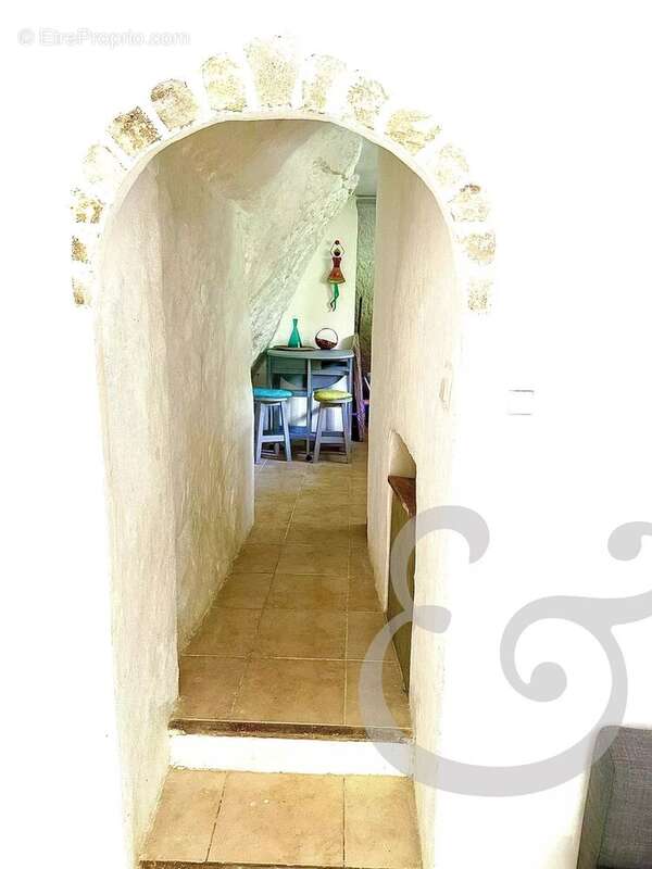 Maison à FONTVIEILLE