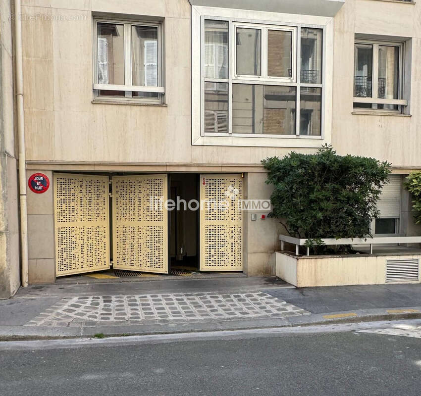 Parking à PARIS-17E