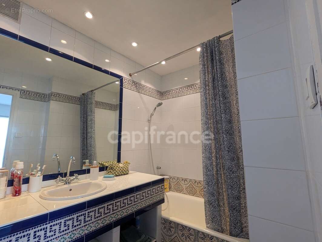 Appartement à vendre 3 pièces GRENOBLE (38) - Bel appartement de 54 m² avec cave et garage, au centre de Grenoble - photo 13