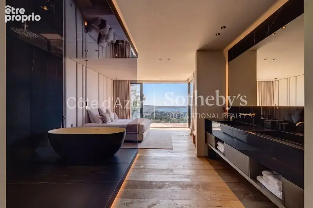 Vallauris, villa d'architecte contemporaine de 433 m² avec cinq suites, piscine miroir - photo 13