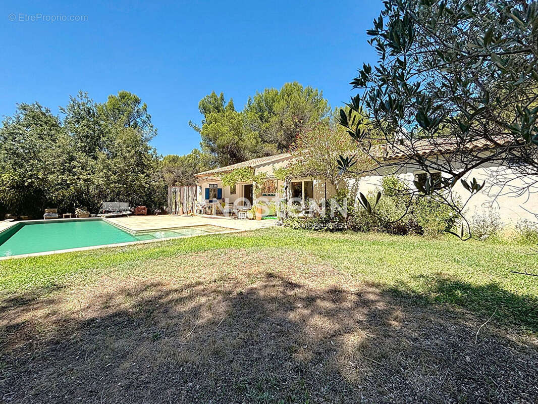 Maison , familiale avec piscine et beaux volumes située à Ventabren . - photo 14