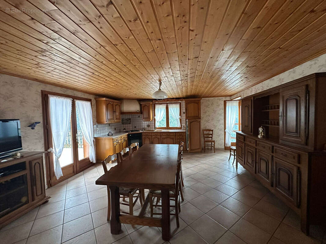 Chalet avec deux appartements indépendants et un grenier aménageable. - photo 3