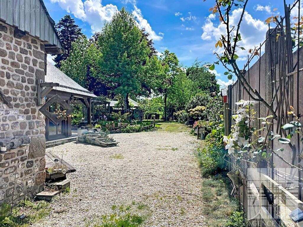 Propriété de charme en pierres avec dépendances et terrain en bordure de ruisseau - photo 14
