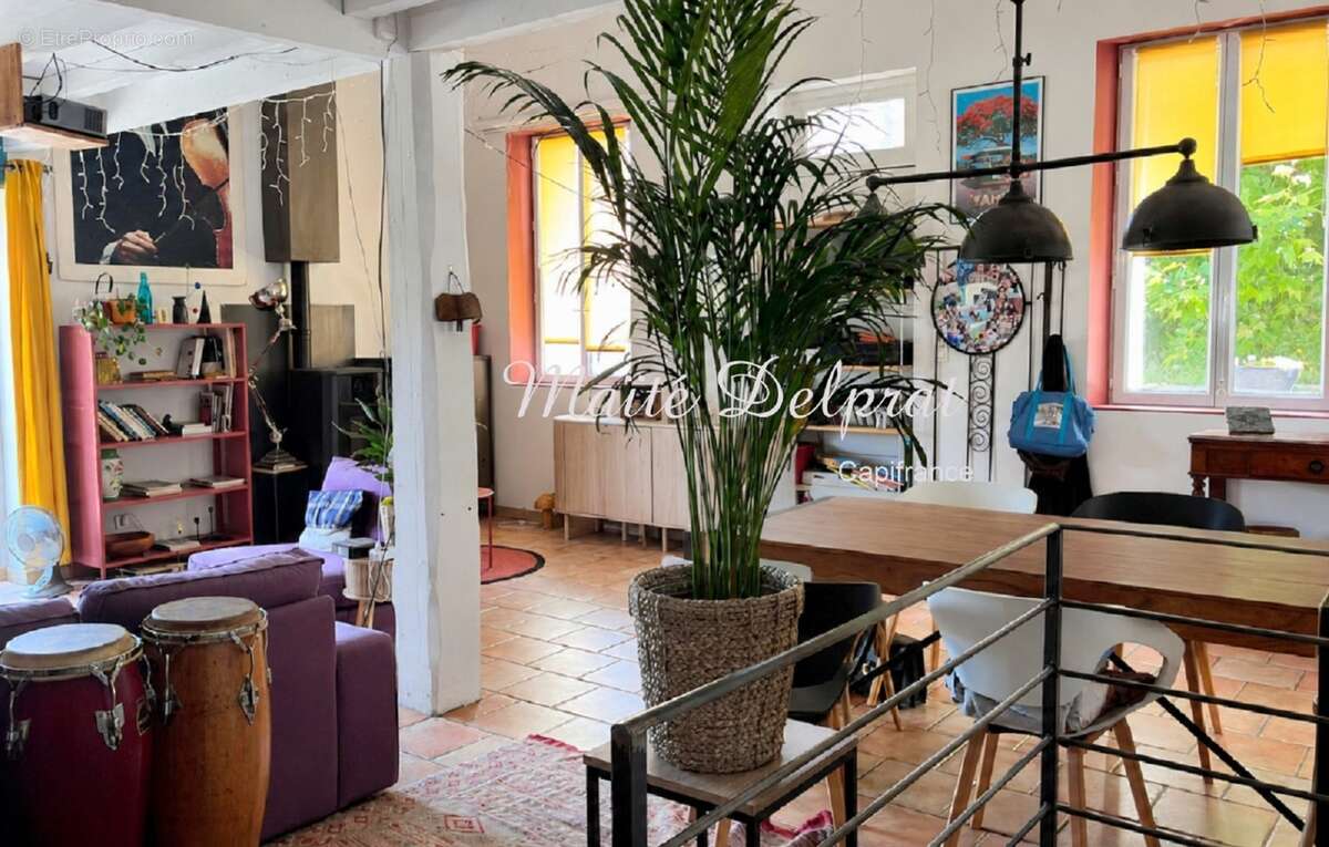 Maison individuelle sur 2 niveaux, avec salon cathédrale, 3 chambres,1 bureau et piscine, entièrement rénovée - photo 4
