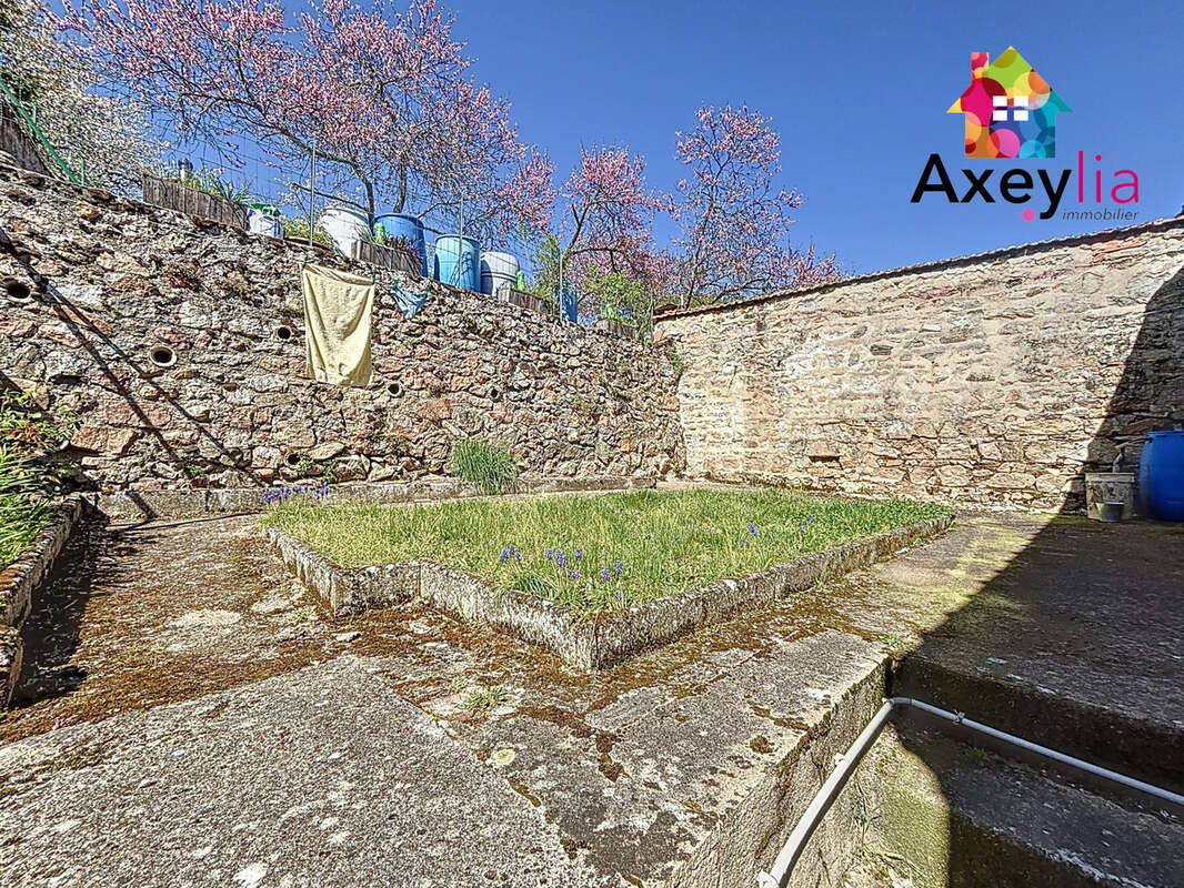 A vendre - renaison centre - maison de bourg, terrain, dependances et maisonette supplementaire - photo 14